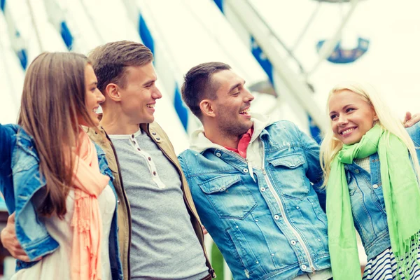 Gruppe lächelnder Freunde im Freizeitpark — Stockfoto
