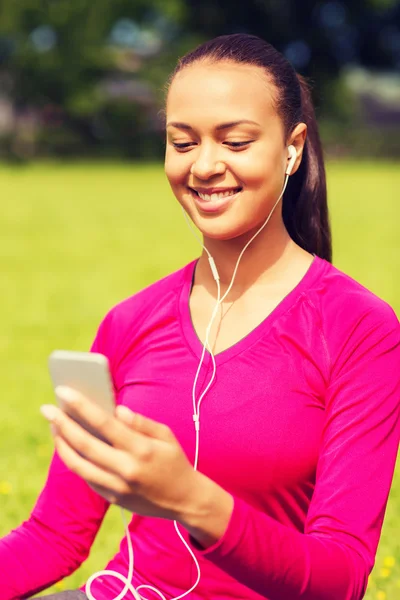 Lachende african american vrouw met smartphone — Stockfoto