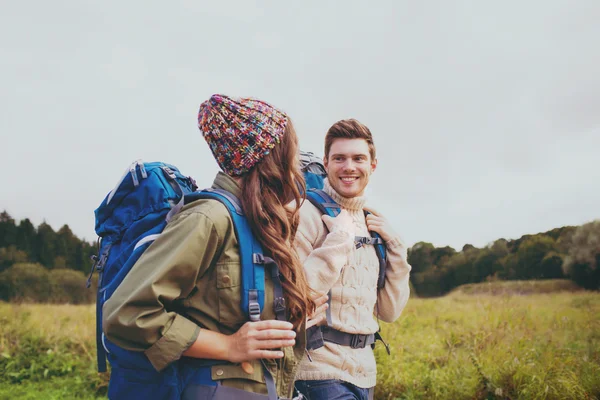 Hiking sırt çantaları ile gülümseyen Çift — Stok fotoğraf