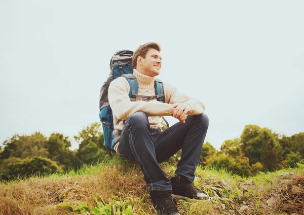 Hiking sırt çantası ile gülümseyen adam — Stok fotoğraf