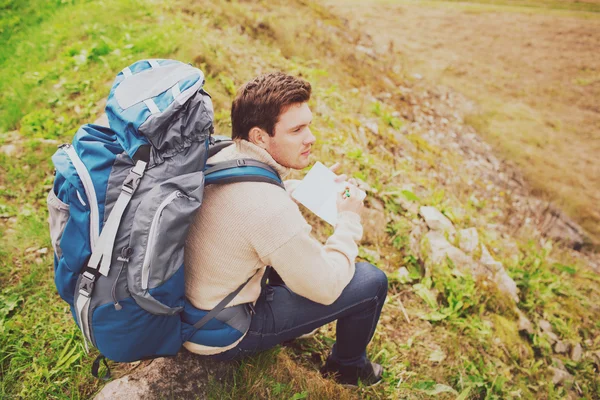 Hombre con mochila Senderismo — Foto de Stock