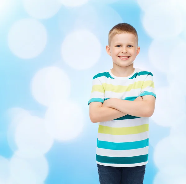 Kleiner Junge in lässiger Kleidung mit verschränkten Armen — Stockfoto