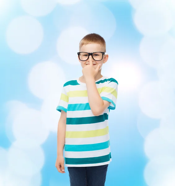 Улыбающийся мальчик в очках — стоковое фото