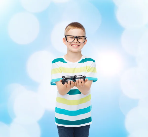 Lachende jongen in brillen houden bril — Stockfoto