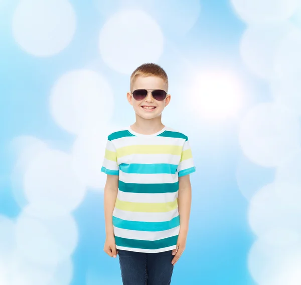 Sorrindo bonito menino em óculos de sol — Fotografia de Stock