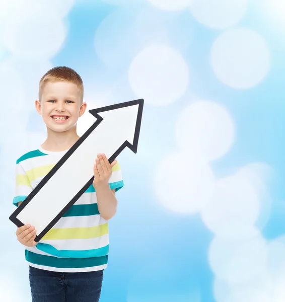 Lächelnder kleiner Junge mit leerem Pfeil, der nach rechts zeigt — Stockfoto