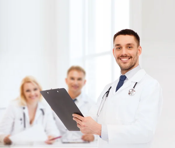 Sonriente médico varón con portapapeles y estetoscopio —  Fotos de Stock