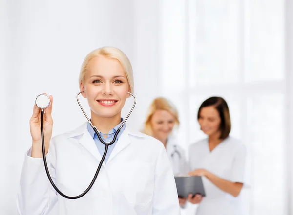 Médico sonriente con estetoscopio — Foto de Stock