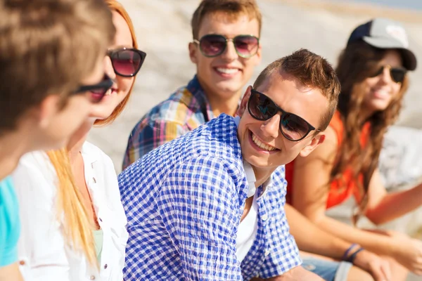 Primer plano de amigos sonrientes sentados en la calle de la ciudad —  Fotos de Stock