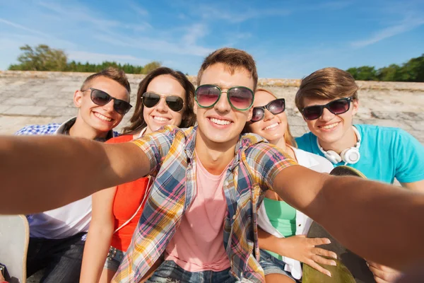 Groep lachende vrienden maken selfie buitenshuis — Stockfoto