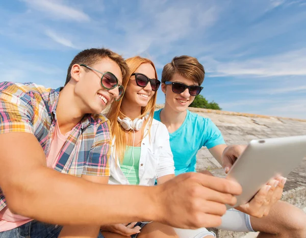Tablet pc açık havada ile gülümseyen arkadaş grubu — Stok fotoğraf