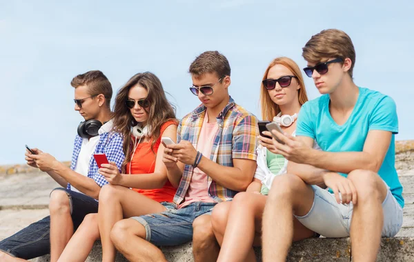 Gruppo di amici con smartphone all'aperto — Foto Stock