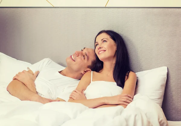 Šťastný pár sní v posteli Stock Fotografie