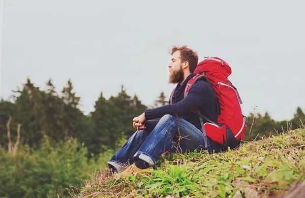 Homme avec sac à dos Randonnée — Photo