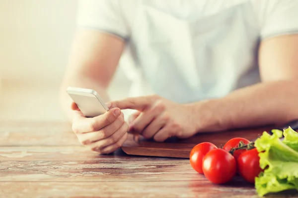 Närbild av man pekande finger till smartphone — Stockfoto