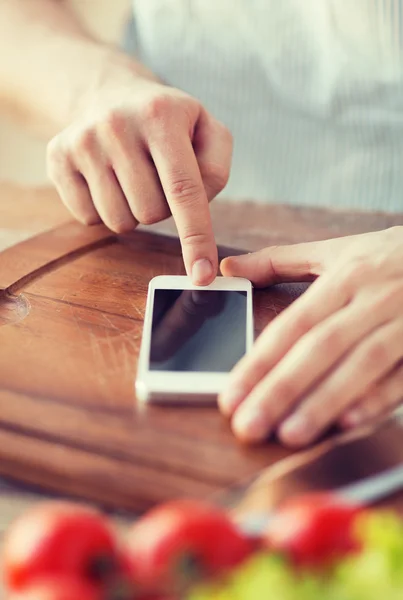 Närbild av man pekande finger till smartphone — Stockfoto