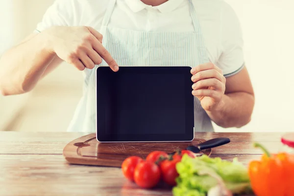 Primer plano de manos masculinas sosteniendo la tableta pc — Foto de Stock