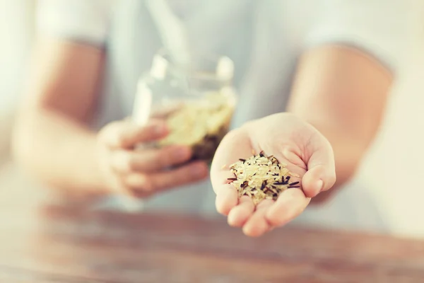 Männchen mit weißem und schwarzem Wildreis auf Palme — Stockfoto