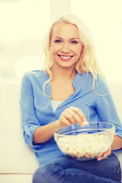 Popcorn filmi izlemeye hazır ile genç kız — Stok fotoğraf