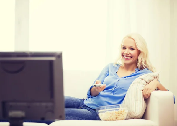 Giovane ragazza con popcorn guardando film a casa — Foto Stock