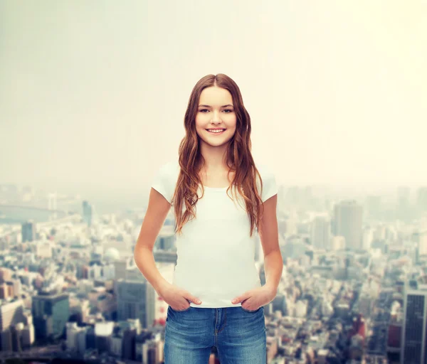 Sonriente adolescente en blanco camiseta en blanco —  Fotos de Stock