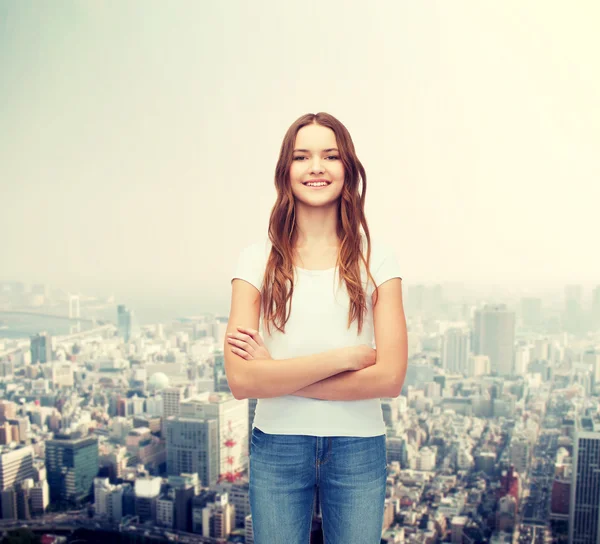 Sonriente adolescente en blanco camiseta en blanco —  Fotos de Stock