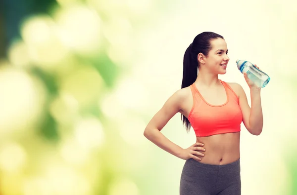 Deportiva mujer con botella de agua — Foto de Stock