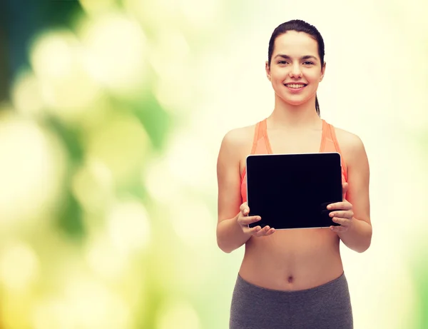 Sportiga kvinnan med tablet pc tom skärm — Stockfoto