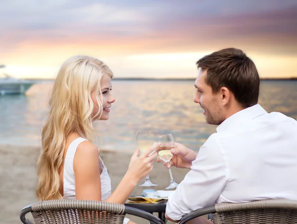 Casal beber vinho no café na praia — Fotografia de Stock