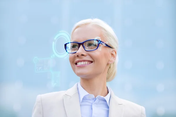 Joven mujer de negocios sonriente en gafas al aire libre —  Fotos de Stock