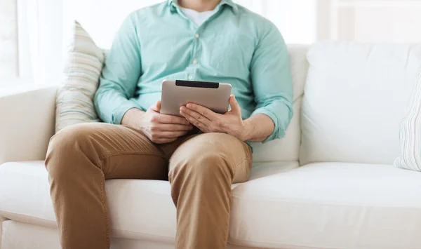 Primer plano del hombre con la computadora de la tableta PC en casa —  Fotos de Stock