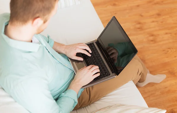Close up de homem que trabalha com laptop em casa — Fotografia de Stock