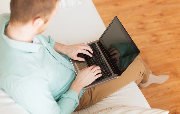 Primo piano dell'uomo che lavora con il computer portatile a casa — Foto Stock