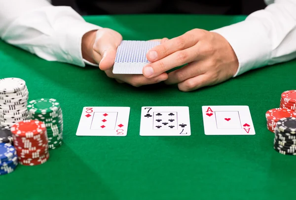 Negociante holdem com cartas de jogo e fichas de casino — Fotografia de Stock