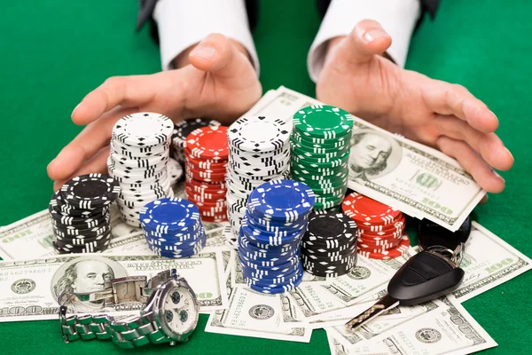 Pokerspeler met chips en geld in casino tafel — Stockfoto