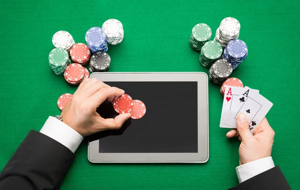 Jugador de poker casino con cartas, tabletas y fichas — Foto de Stock