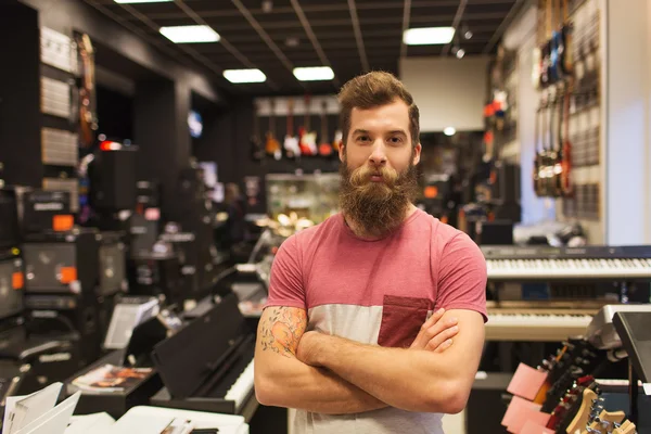 Asistente o cliente con barba en tienda de música — Foto de Stock