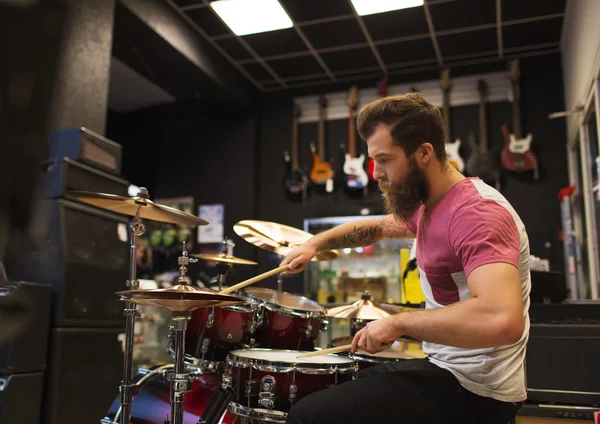 Musicien masculin jouant des cymbales au magasin de musique — Photo