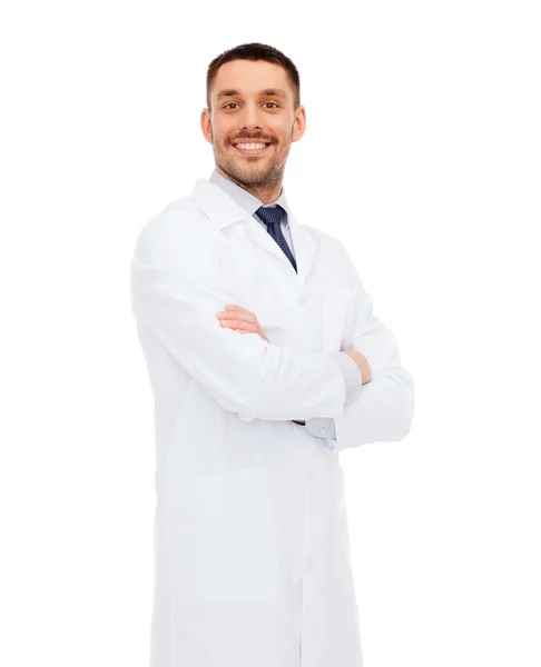 Usmívající se muž doktor v bílém plášti — Stock fotografie