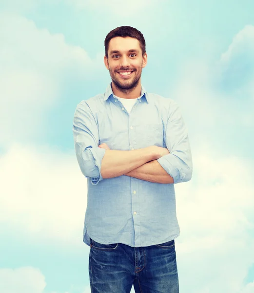 Sonriente hombre con los brazos cruzados —  Fotos de Stock