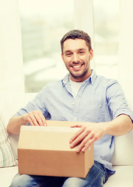 Hombre con cajas de cartón en casa — Foto de Stock