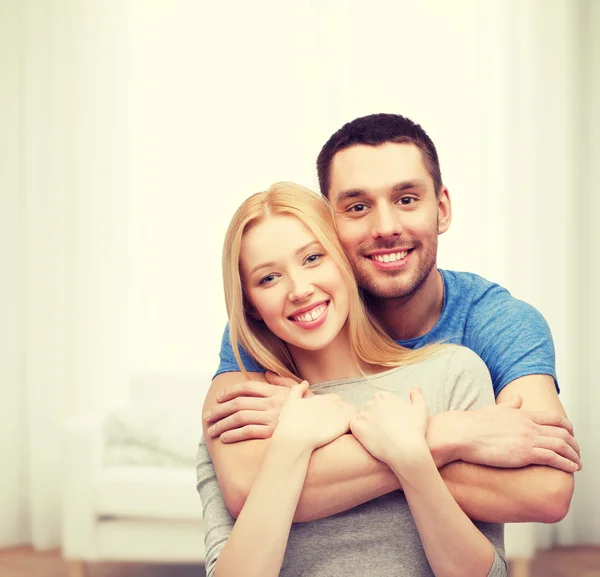 Couple souriant étreignant — Photo