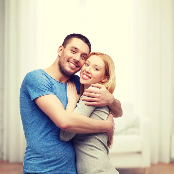 Sonriente pareja abrazándose —  Fotos de Stock