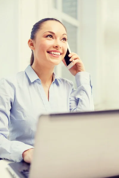 Mulher de negócios sorridente com laptop — Fotografia de Stock