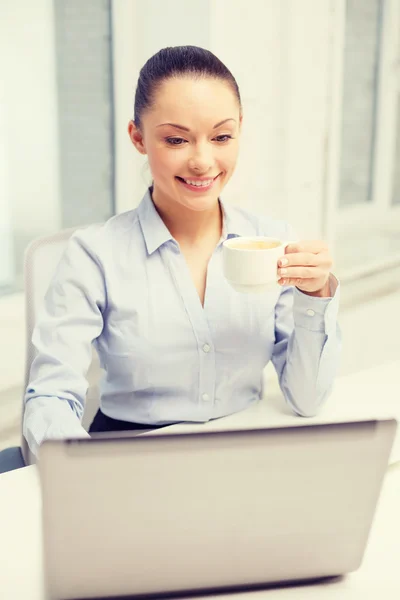 Empresária sorridente ou estudante com laptop — Fotografia de Stock