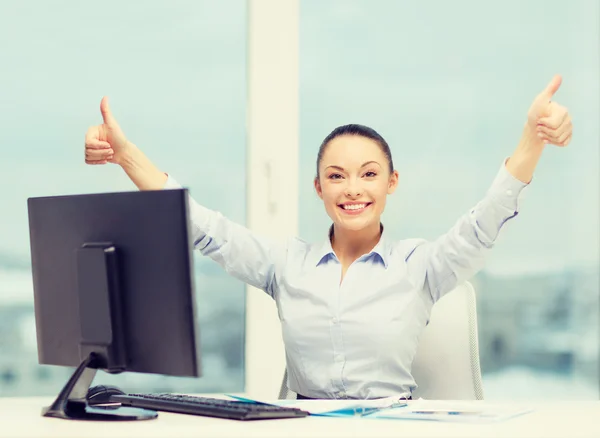 Vrouw met computer, papieren duimen opdagen — Stockfoto