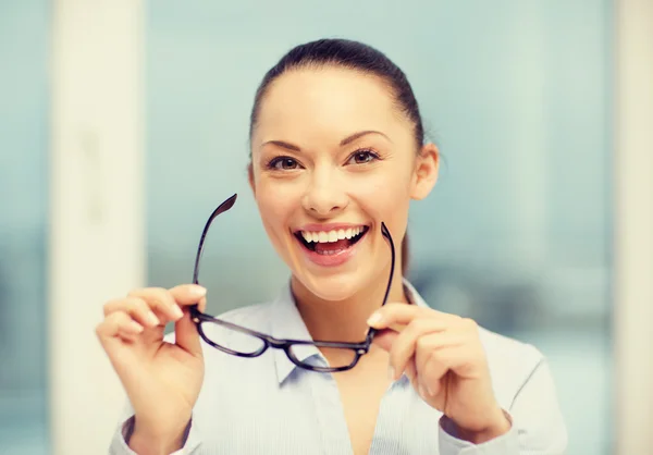 Lachen zakenvrouw met glazen — Stockfoto