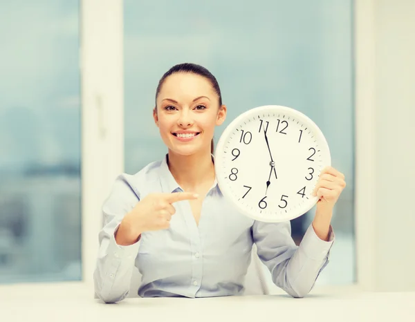 Atractiva mujer de negocios con reloj blanco —  Fotos de Stock