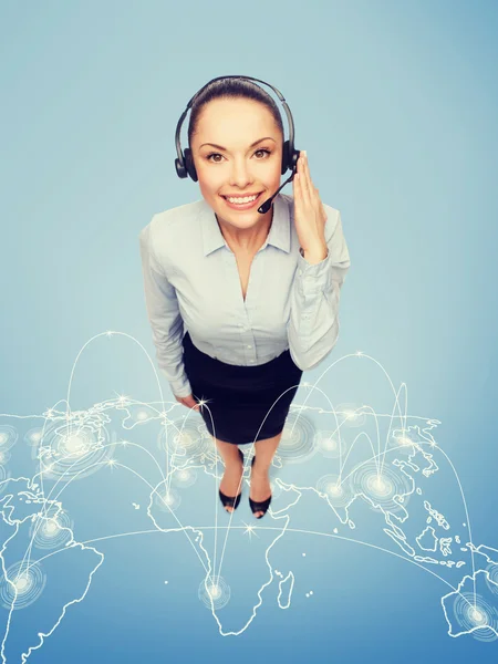 Amigable operador de línea de ayuda femenina con auriculares — Foto de Stock