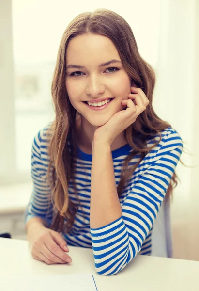 Sorridente ragazza adolescente con notebook a casa — Foto Stock